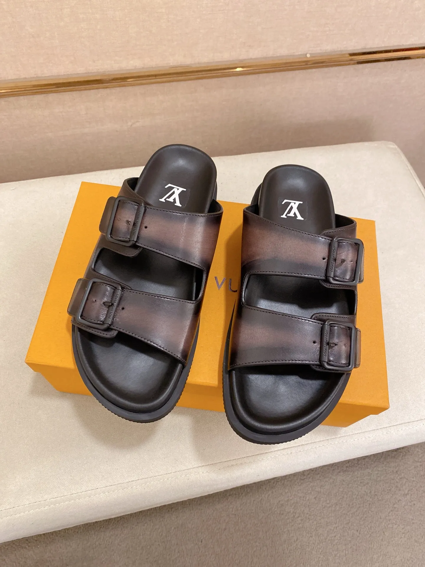Factory price: 420💰Made by LV🔍Top purchasing agent. Men's spring and summer slippers are available at the same counter. The uppers are made of cowhide imported from Italy. High-quality craftsmanship, soles: original soles specially provided by the original factory, exclusive movable molded soles are super comfortable, original factory follow-up goods, 🔍🔍high quality, can be entered and exited the counter at will, welcome to compare, code number 38-44. Can be customized45